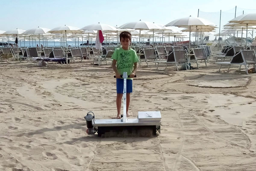 Sand cleaning rake for beach establishments